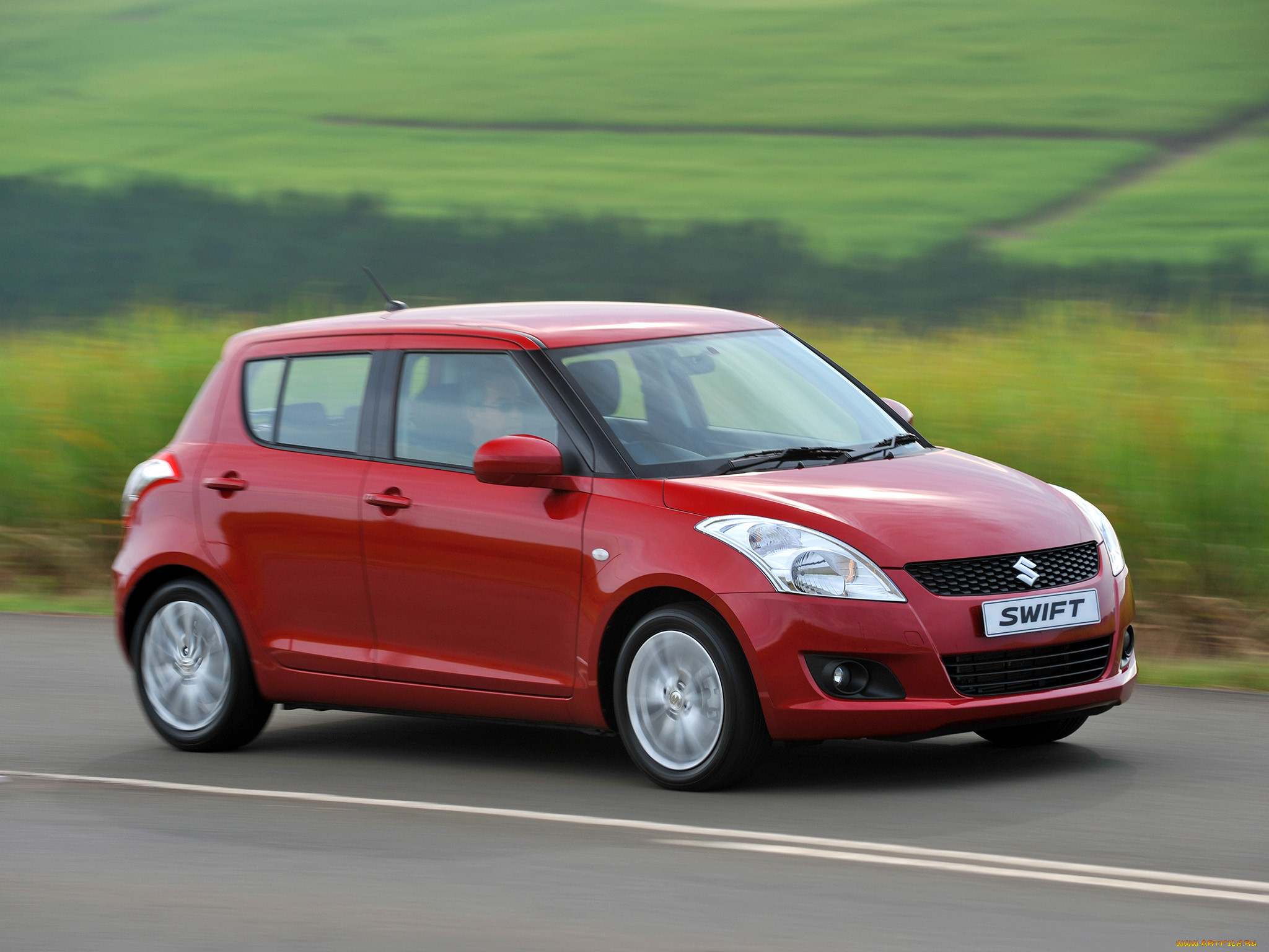 Suzuki Swift 2015 красная